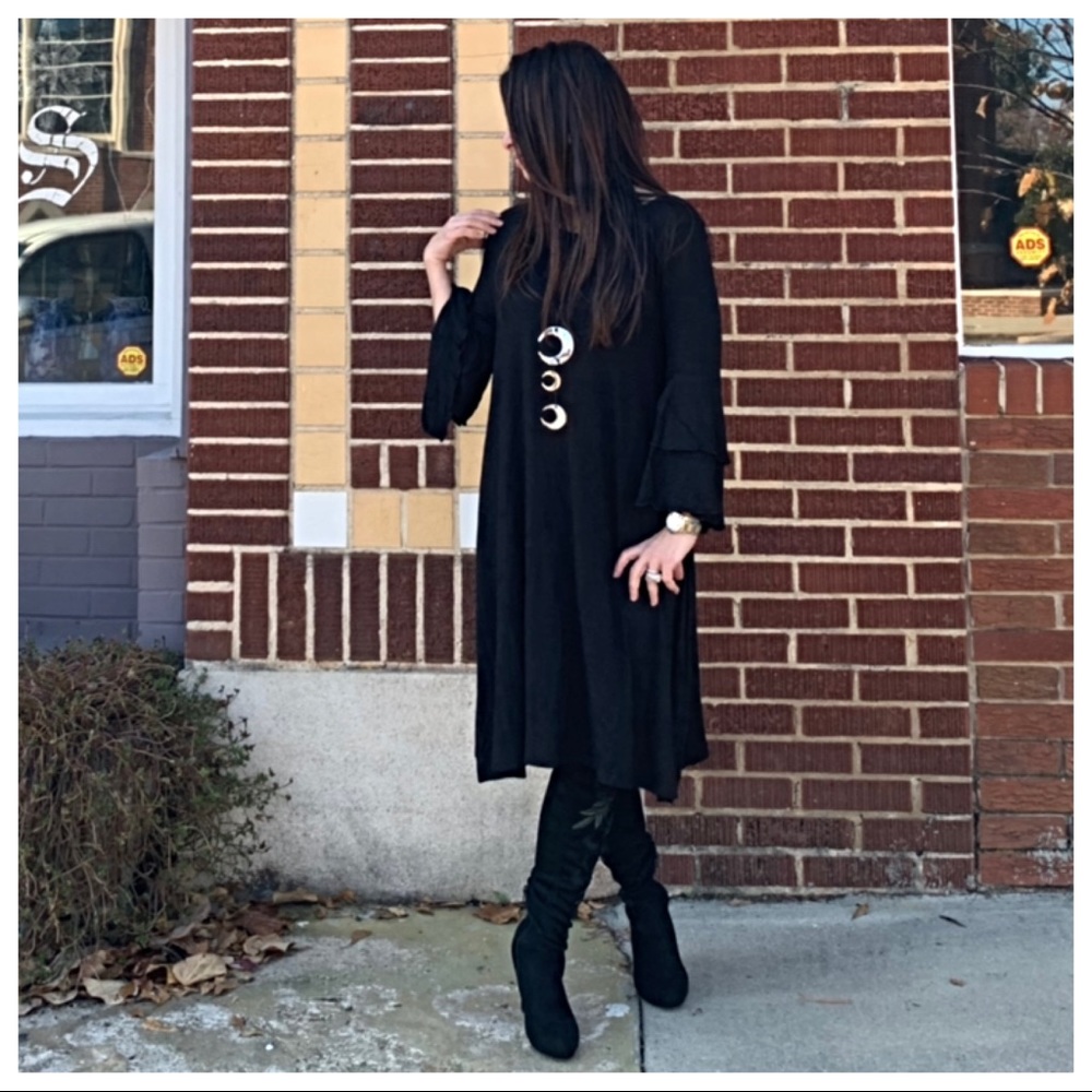 ✨LAST ONE✨Black bell sleeve loose fit dress - Picture 3 of 8